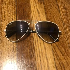 White aviator Ray-bans
